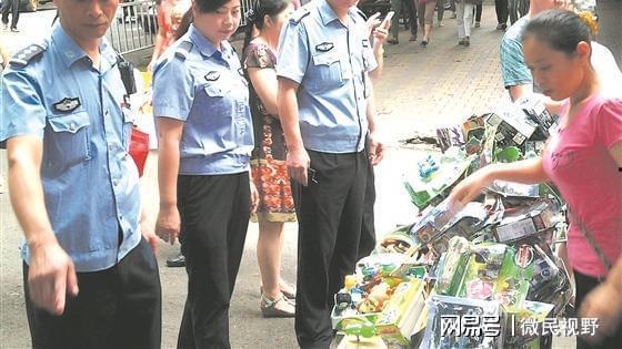 爆料撕春联男子视频大全,揭秘撕春联男子视频背后的真相  第2张